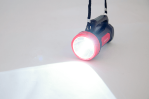 Đèn pin xách tay 2 chức năng Sunhouse SHE-8100 - 8 Đèn pin xách tay 2 chức năng Sunhouse SHE-8100 - 7